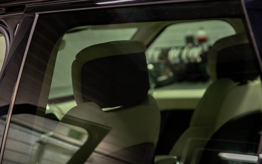 Auton lasien tummennus – turvaa ja käyttömukavuutta takapenkille